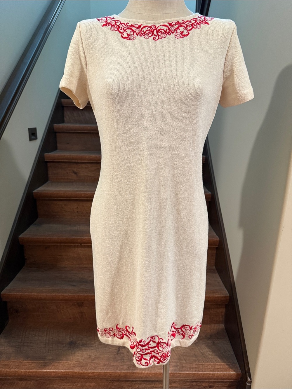 ST. JOHN Collection Size 8 NWOT Cream /Red Embroidered Red Floral HAS FLAWS pics